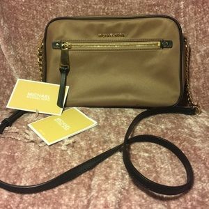 Micheal Kors- Classic Nylon Crossbody